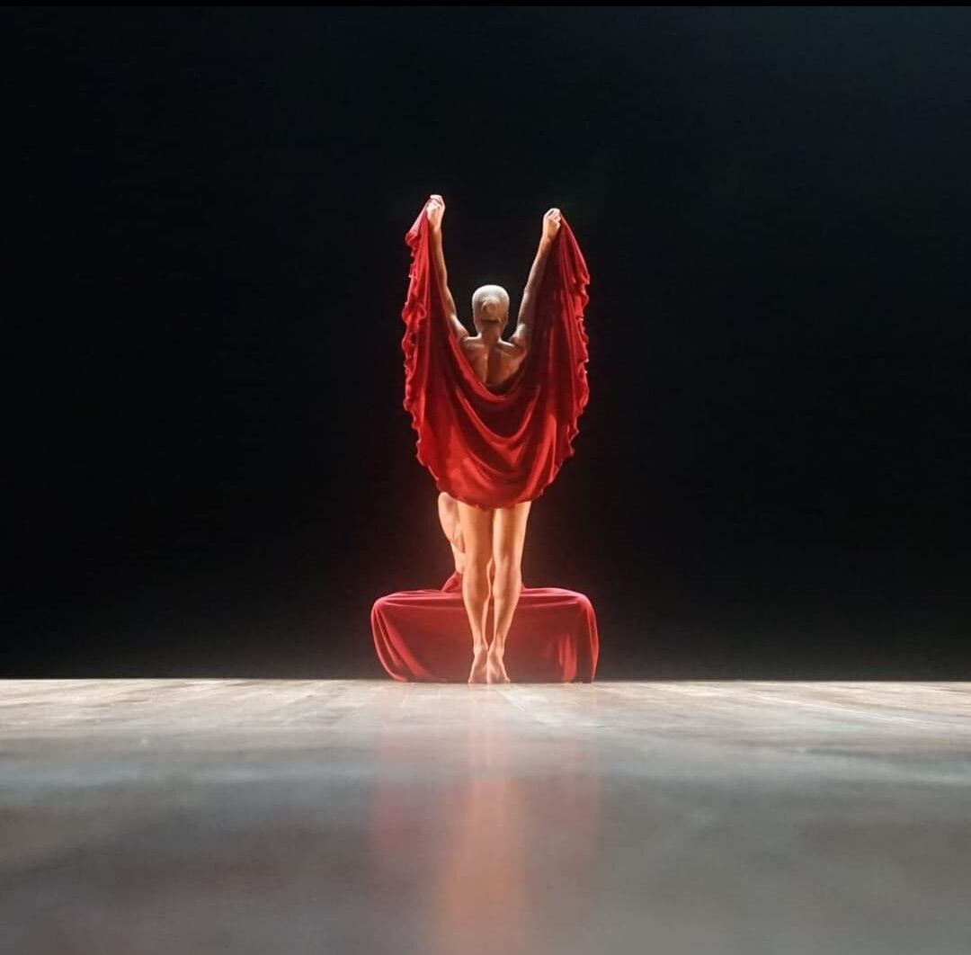 Espetáculo Pernas, bailarina com tecido vermelho